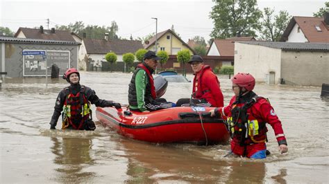 Unwetter In Deutschland Feuerwehrmann Stirbt In Oberbayern Ice