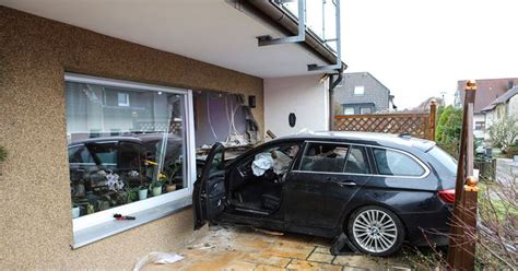 58 Jährige kracht mit Auto durch Hauswand