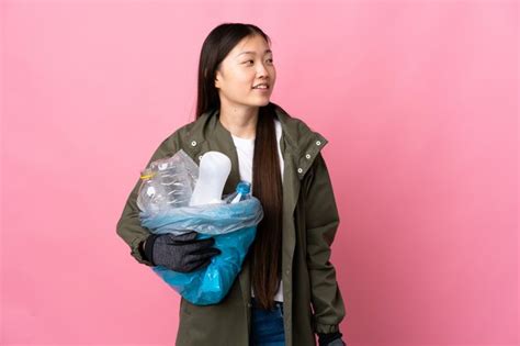 Mujer sosteniendo una bolsa llena de botellas de plástico Foto Premium