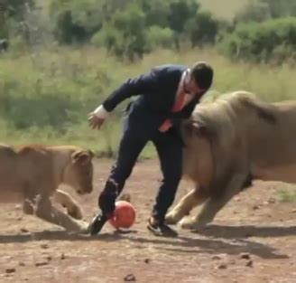 Man vs. Lion Freestyle Soccer | The Epoch Times