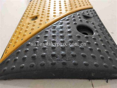 China Driveways Parking Lots Safety Road Speed Bumps Reflective