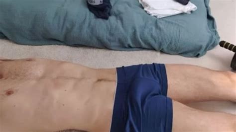 锻炼时意外的 Coregasm 健康的家伙无法停止它并射精在他的腹肌上 CoregasmicTruth Pornhub Gay