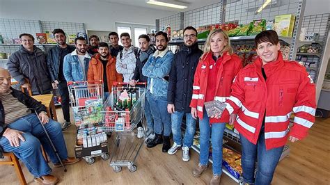 Gefl Chtete Sammelten F R Rotkreuz Markt In Eferding Nachrichten At