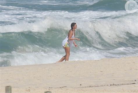 Foto Bruna Marquezine molha os pés no mar após passeio de bicicleta