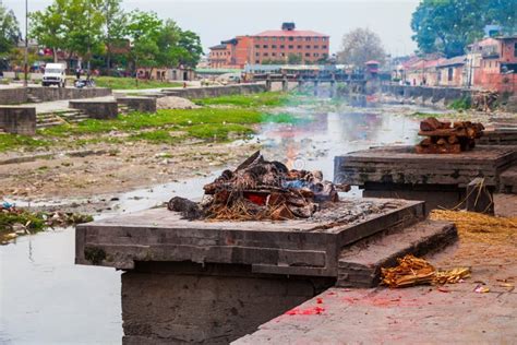 Cremaci N Hind Cerca Del Templo Pashupatinath Kathmandu Imagen De