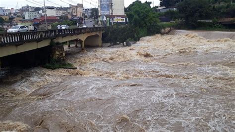 N Vel Do Rio Itapecerica Fica Cm Acima Do Leito Normal Em