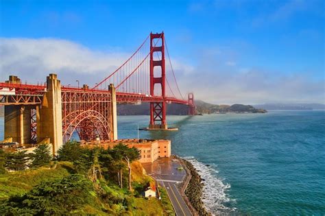 El icónico puente golden gate de san francisco en una mañana nublada