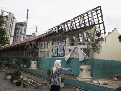 ATAP BANGUNAN SEKOLAH RUNTUH ANTARA Foto