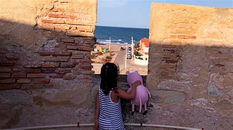 PEPPA PIG Y SUS HUMANOS Sube TORRE Y Se CAE POR LAS ESCALERAS 3 Veces