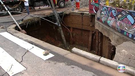 Chuva abre buraco que engole poste em ponte em Santo André no ABC