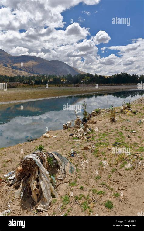 Costas Contaminadas Con Residuos Sólidos Sobre El Río Mantaro Fotografía De Stock Alamy