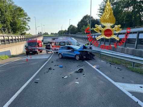 Incidente Stradale Sulla Sp Auto Si Schianta Contro Il Guardrail