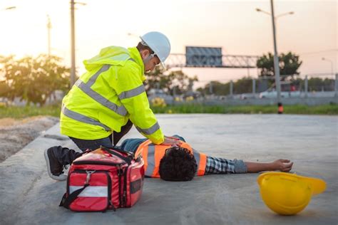 Accidente En El Trabajo De Trabajadores De La Construcción Primeros Auxilios Básicos Y