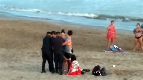 Video As Detuvieron A La Pareja Que Enterr A Su Hija En La Arena