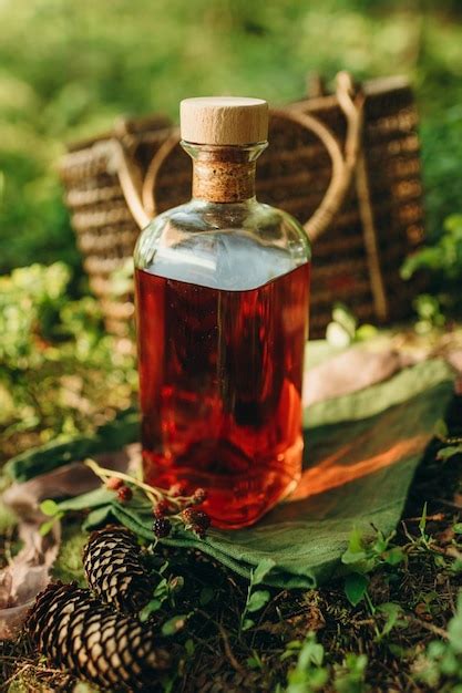 Una Botella De Alcohol Sobre Un Fondo Forestal Foto Premium