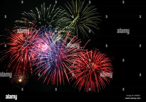 Skyrocket Fireworks Hi Res Stock Photography And Images Alamy