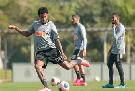 Direto do CT Timão faz trabalho coletivo e de bolas paradas de olho no