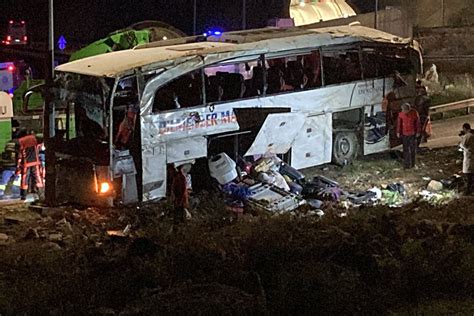 Al Menos Nueve Muertos Y 30 Heridos Tras Volcar Un Autobús En El Sur De