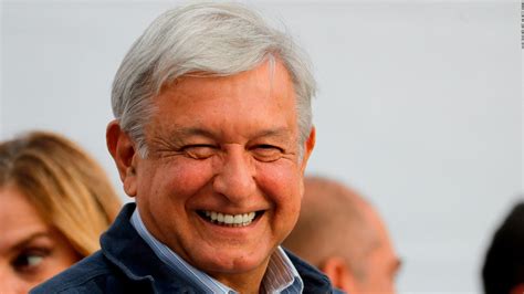 Andrés Manuel López Obrador disfruta de los memes sobre el avión