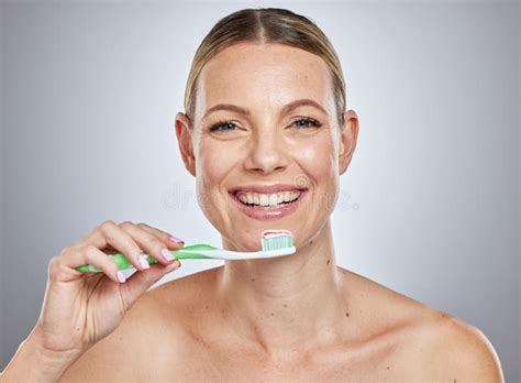 Dientes De Lavado Dental Y Sonrisa Con Retrato De Mujer Para Blanqueamiento De Belleza Y Rutina