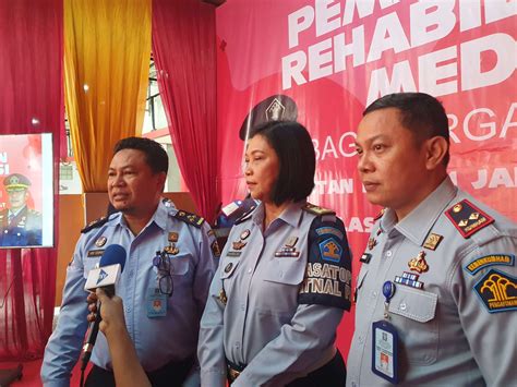 Personil Pelabuhan Makassar Yang Naik Pangkat Jalani Mandi Kembang