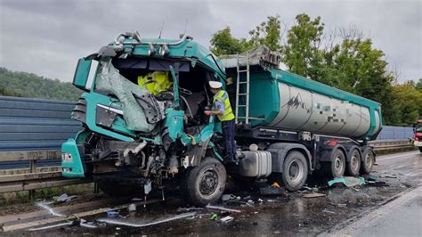 Unfall auf der A45 bei Olpe Lkw Fahrer lebensgefährlich verletzt Stau