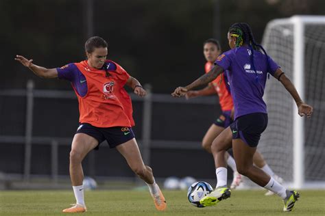 Copa do Mundo Seleção Brasileira Feminina faz primeiro treino em