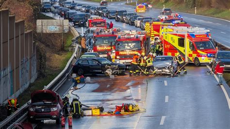 A46 Bei Erkelenz Ost Schwerer Unfall Mit Vier Fahrzeugen Aachener