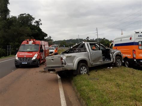 Acidente De Tr Nsito Duas Pessoas Ficam Presas S Ferragens Em