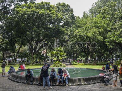 Aktivitas Warga Di Taman Jakarta Antara Foto