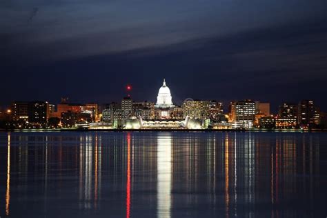 Skyline De Madison Wisconsin Na Noite Imagem De Stock Imagem De