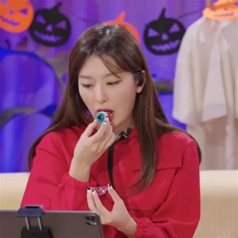 Seulgi Eating Rseulgi