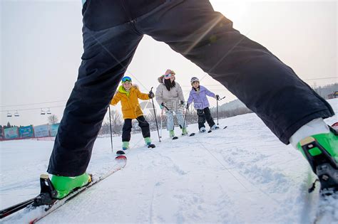 一家人一起去滑雪场滑雪高清图片下载 正版图片501904598 摄图网