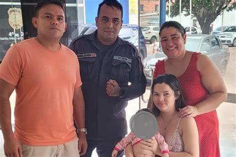 No Bairro Grande Vit Ria Beb Engasgado Salvo Por Policiais