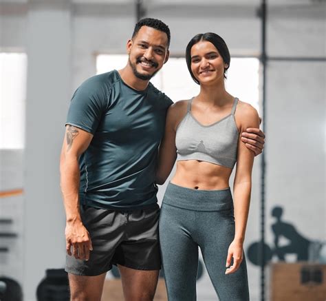 Feliz Pareja Activa Y En Forma Entrenando Haciendo Ejercicio Y Haciendo