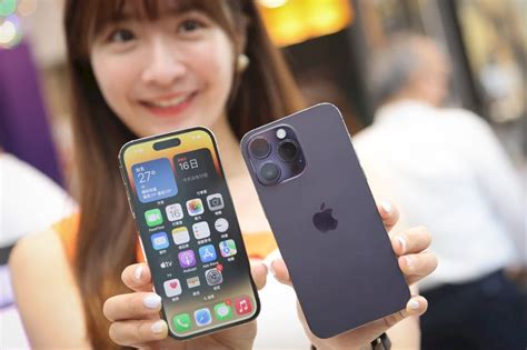 蘋果iphone 14系列新機16日開賣，pro機型新增全新設計的「動態島」互動功能。中央社記者王騰毅攝 111年9月16日 圖：中央社 新聞 Rti 中央廣播電臺