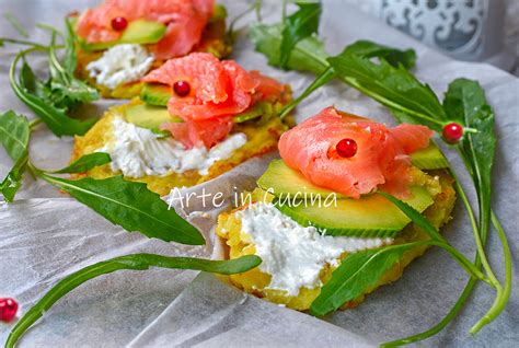 CROSTINI DI PATATE SALMONE E AVOCADO Con ROBIOLA Antipasto