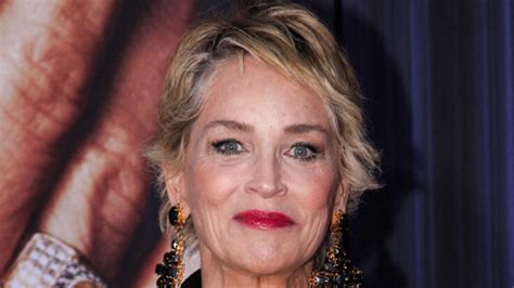 Sharon Stone 64 ans fait tomber le pantalon et dévoile ses jambes