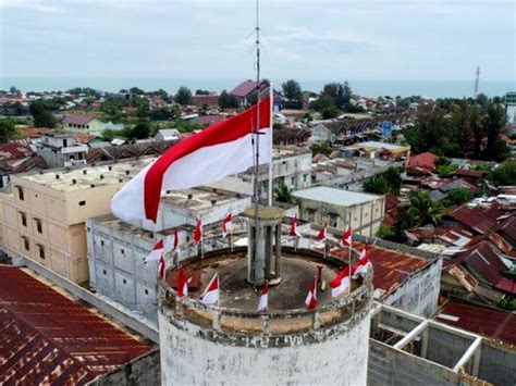 Bendera Merah Putih Raksasa Di Gedung Tahun Tagar