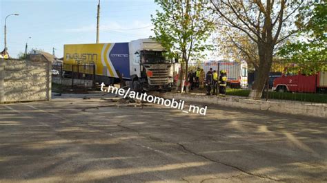 Accident In Capitala Un Barbat A Ajuns Cu Camionul Intr Un Gard Din