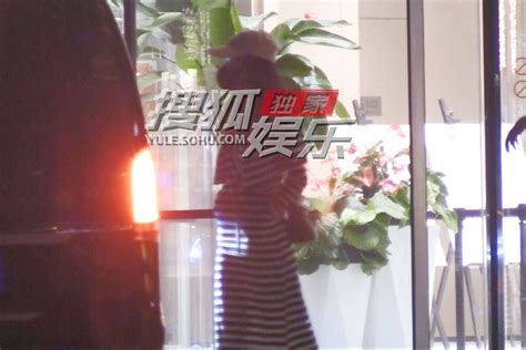 独家：阔太李念会友吃烤鸭 穿条纹长裙活力满满 搜狐大视野 搜狐新闻