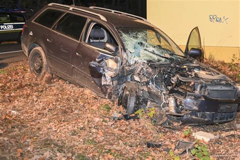 Unfall bei Löbau Frau kracht mit Audi frontal gegen Baum und muss