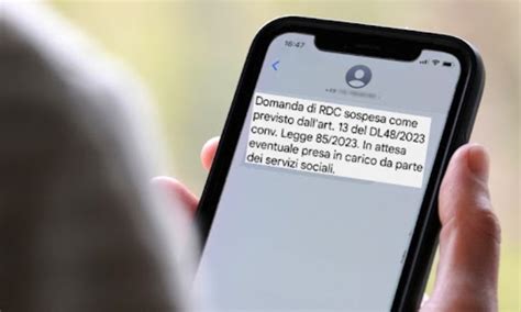 Stop Al Reddito Di Cittadinanza Annunciato Via Sms Assalto Alla Sede