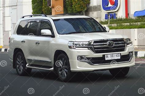 Toyota Land Cruiser 200 Vx R V8 Awd Suv Editorial Stock Image Image