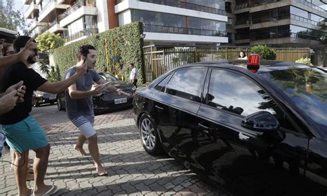 Bolsonaro deixa condomínio na Barra para assistir ao casamento do filho