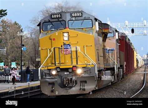 Glen Ellyn Illinois Usa Locomotives Lead A Union Pacific Railroad