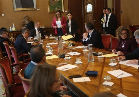 La oposición culpa a Barbón de una legislatura fallida y el PSOE se