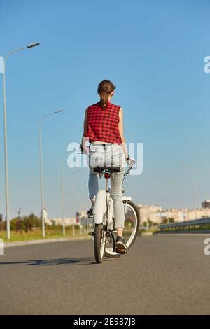 Portrait en vue arrière d une cycliste féminine nue au London Naked