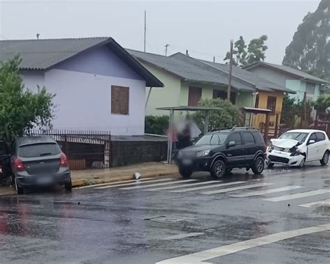 Três veículos se envolvem em acidente no bairro São Caetano em Caxias