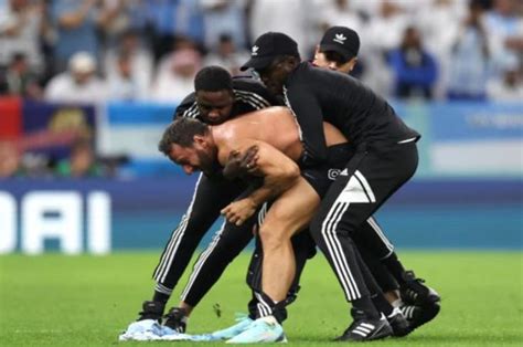 Suporter Telanjang Dada Masuk Lapangan Setop Belanda Vs Argentina